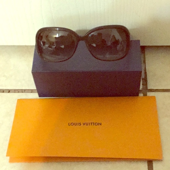 Louis Vuitton Accessories - Sun glasses